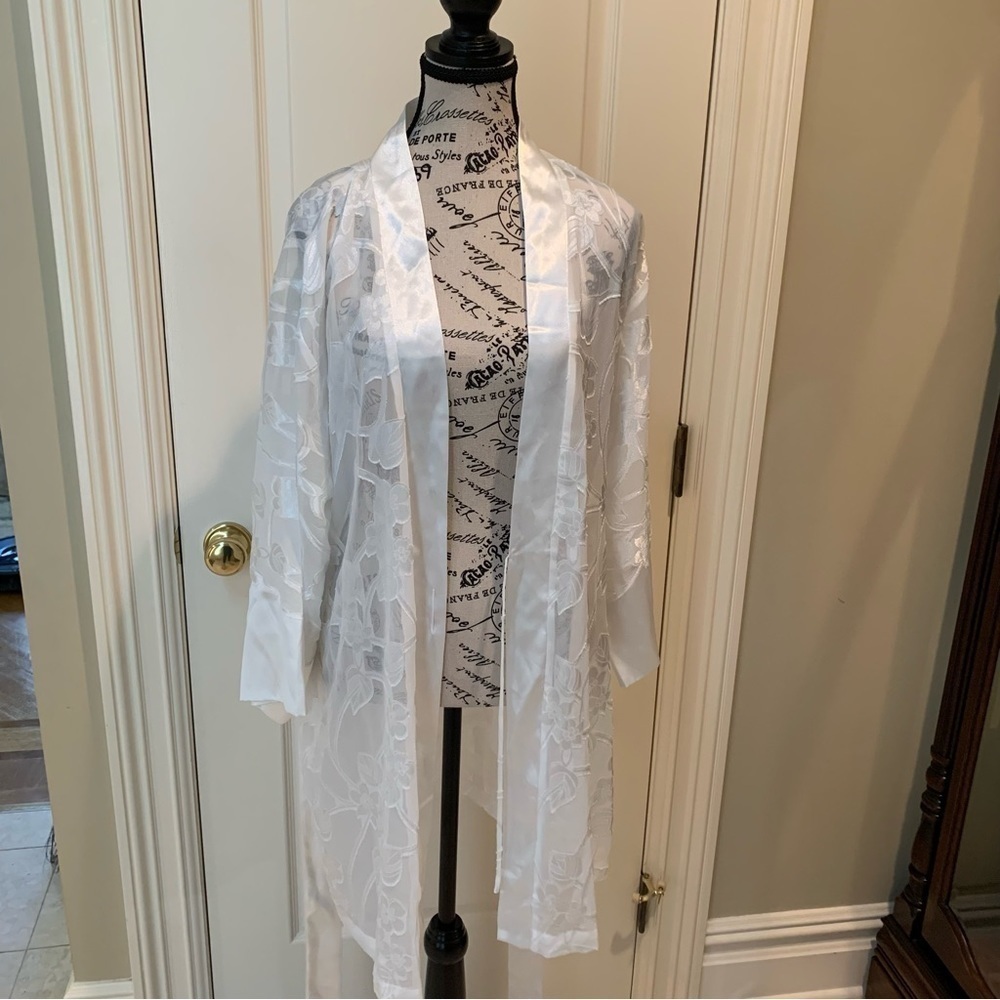Oscar Delarenta White Sheer Women’s Robe. Size Medium - Picture 2 of 5